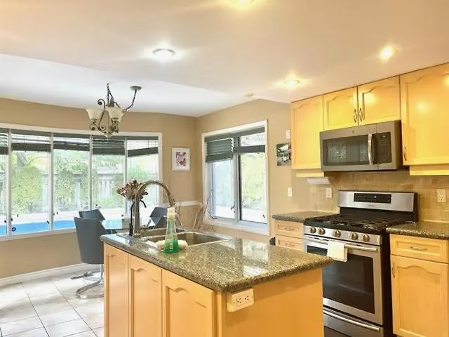 Quiet Room With Shared Bathroom Near Bayview York Mills Toronto Guest house