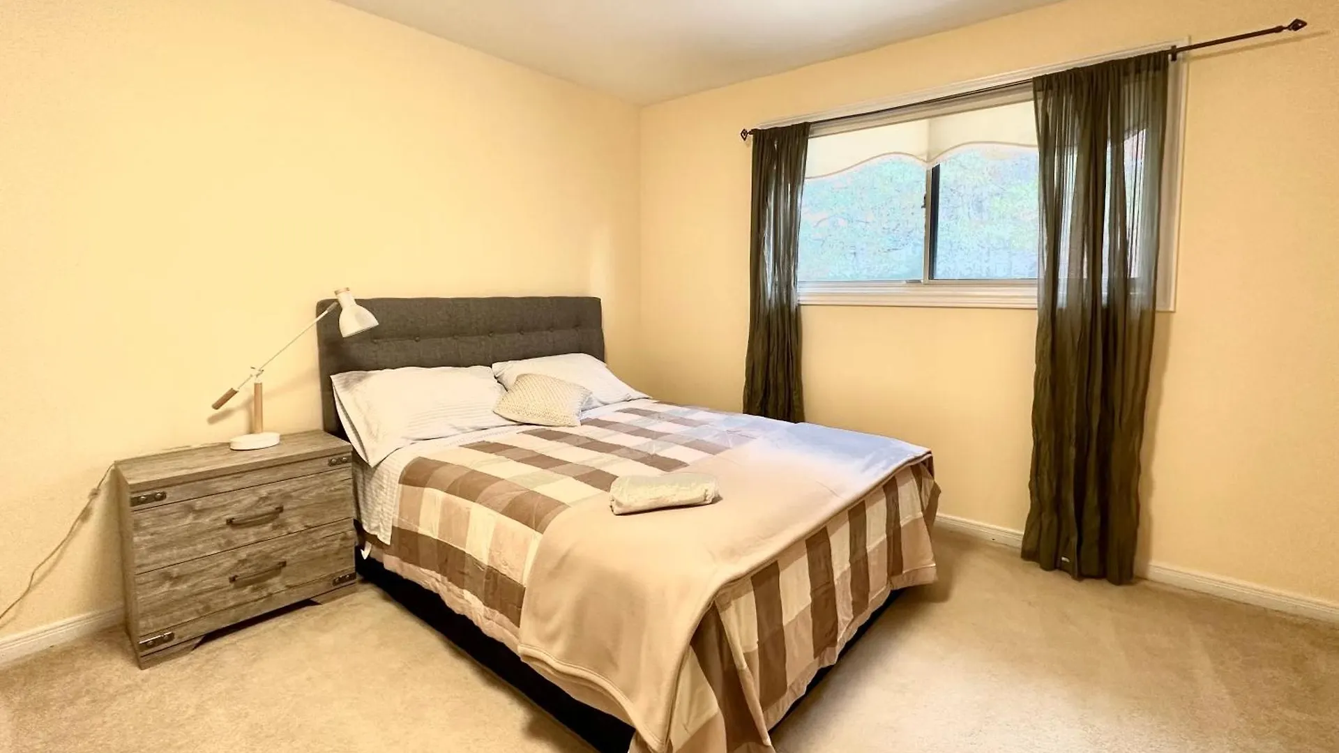 Quiet Room With Shared Bathroom Near Bayview York Mills Toronto Canada