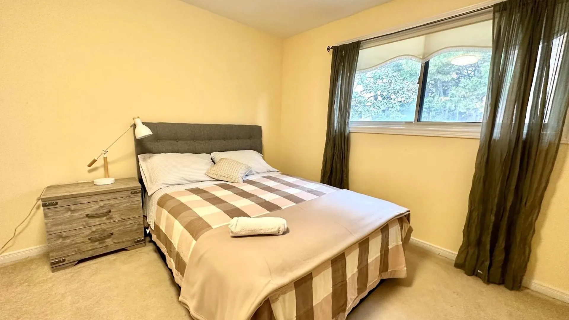Quiet Room With Shared Bathroom Near Bayview York Mills Toronto 0*,  Canada